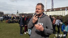 Martin Balluch am Heldenplatz auf der Klimaschutz-Kundgebung