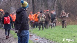 Aktivistin beobachtet Jäger
