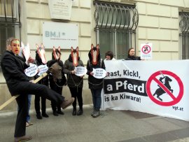 Demonstration gegen Polizeipferde vor dem Innenministerium in Wien