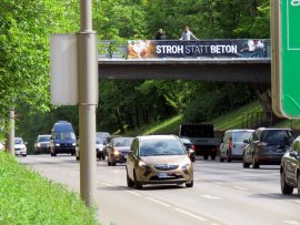 Kundgebung mit Banner auf einer Autobahnbrücke