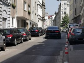 Auto in Gasse
