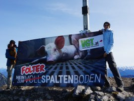 Aktivist_innen mit Banner am Bärenkopf-Gipfel