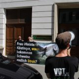 VGT konfrontierte heute Ministerin Köstinger mit Vollspaltenverbot Schweine
