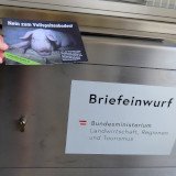 Tausende Postkarten „Nein zum Vollspaltenboden“ in Briefkästen in Wien