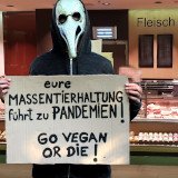 Protest gegen Pandemien vor Fleischtheken