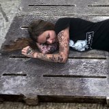  Einladung: Tattoo-Model verbringt 24 Stunden auf einem Vollspaltenboden aus Beton