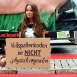 VGT-Aktion hat begonnen: 2 Menschen 24 Stunden auf Vollspaltenboden ohne Stroh