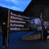 Tirol: Schweine Vollspalten Protest auch bei Sommergesprächen von Köstinger in Ladis