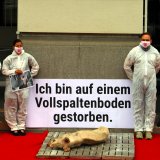 Einladung: auf Vollspaltenboden gestorbenes Schwein vor Bundeskanzleramt präsentiert
