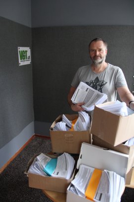 VGT Obmann Martin Balluch mit Boxen voller unterschriebener Formulare