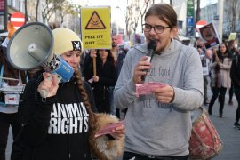 Demonstrationsteilnehmer:innen rufen anti-Pelz-Sprüche