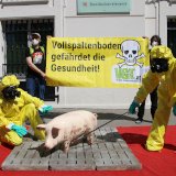 VGT-Aktion vor dem Bundeskanzleramt: Vollspaltenboden gefährdet die Gesundheit!