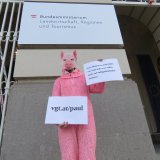 Tierschützerin im Schweinekostüm erinnert Politik an Schicksal von Vollspalten-Schwein Paul