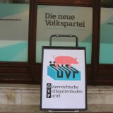 Satirische Aktion: ÖVP mit neuem Logo „Österreichische Vollspaltenboden Partei“