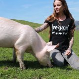 Gerettetes Schwein Anna plädiert für frisches Obst und Gemüse als Essen für Schweine