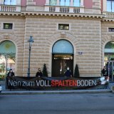 Spontane Demo gegen Vollspaltenboden heute vor Köstinger Auftritt im Palais Hansen