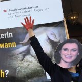 Einladung zu VGT-Aktion: Landwirtschaftsministerin Köstinger hat Blut an ihren Händen