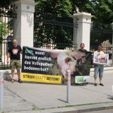 Vollspaltenboden-Protest konfrontiert Kurz vor Von der Leyen bei Treffen in Wien