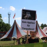 Tierschutz-Demo vor Zirkus-Premiere