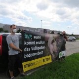 Schweine-Vollspaltenboden: VGT konfrontiert Landwirtschaftsministerin Köstinger