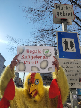 Aktivist:innen demonstrieren gegen den Verkauf von Käfigeiern