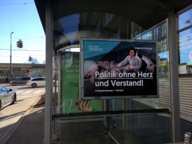 ÖVP-Plakat an einer Haltestelle