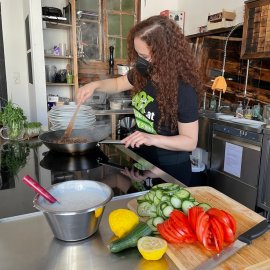 Eine Aktivistin kocht konzentriert vegane Köstlichkeiten.