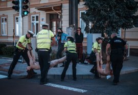 Polizei trägt Aktivist:innen weg