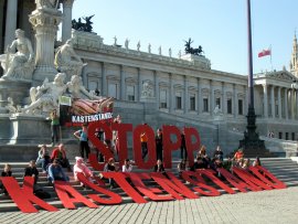 Riesige Buchstaben vor dem Parlament in Wien