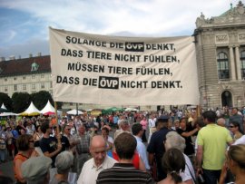 Banner am Erntedankfest am Wiener Heldenplatz