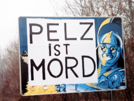 Ein Straßenschild mit der Aufschrift: Pelz ist Mord