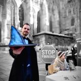 Blutsuppe mit Flossen: VGT-Aktion zum Schutz der Haie am Stephansplatz