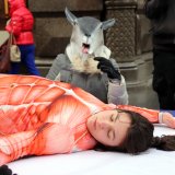 VGT-Aktion zum Tag der Tierrechte am 10.12.: Mensch als Fleischstück auf 2 m großem Teller