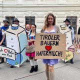 Tiroler Tierschützer:innen protestieren im Dirndl vor der Landwirtschaftskammer