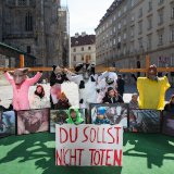 VGT-Aktion Kreuzweg zum Skandal Tierfabriksindustrie: wann endet diese Qual?