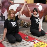 Graz: 2 erschöpfte, verletzte und gestresste Tierschützerinnen nach 24 Stunden Vollspalten