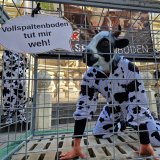 VGT-Aktion in Wien zeigt Käfighaltung für Mastrinder auf Vollspaltenboden