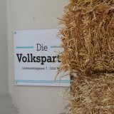 Jetzt: Strohmauer vor ÖVP-Zentrale in Wien – Tierschutz auf den Barrikaden wegen Vollspalten