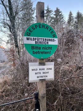 Hinweisschild im Wald