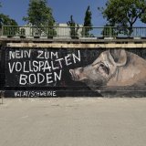 Neues Graffiti am Wiener Donaukanal: 12 m x 5 m Nein zum Schweine-Vollspaltenboden