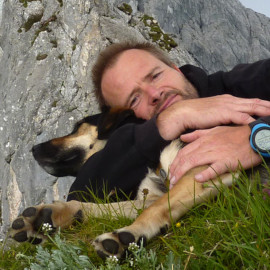 DDr. Martin Balluch und Hund Habakuk auf einer Bergwiese